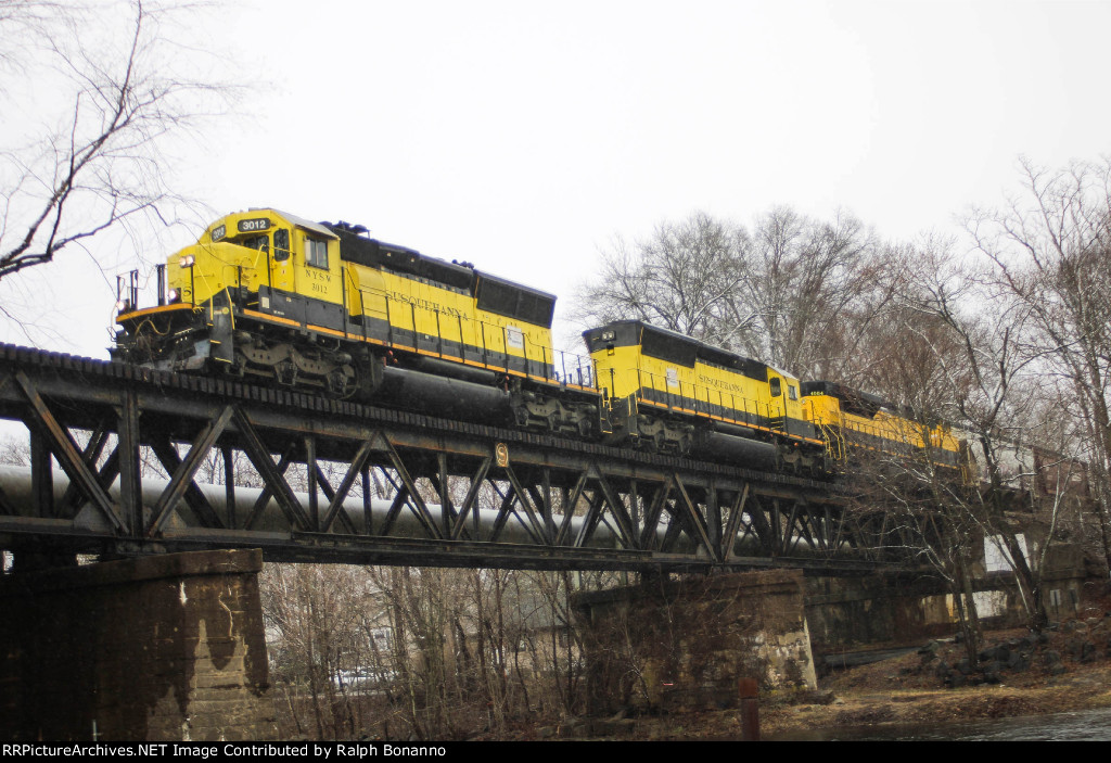 SU 99 rolls across the trestle over the Ramapo River 